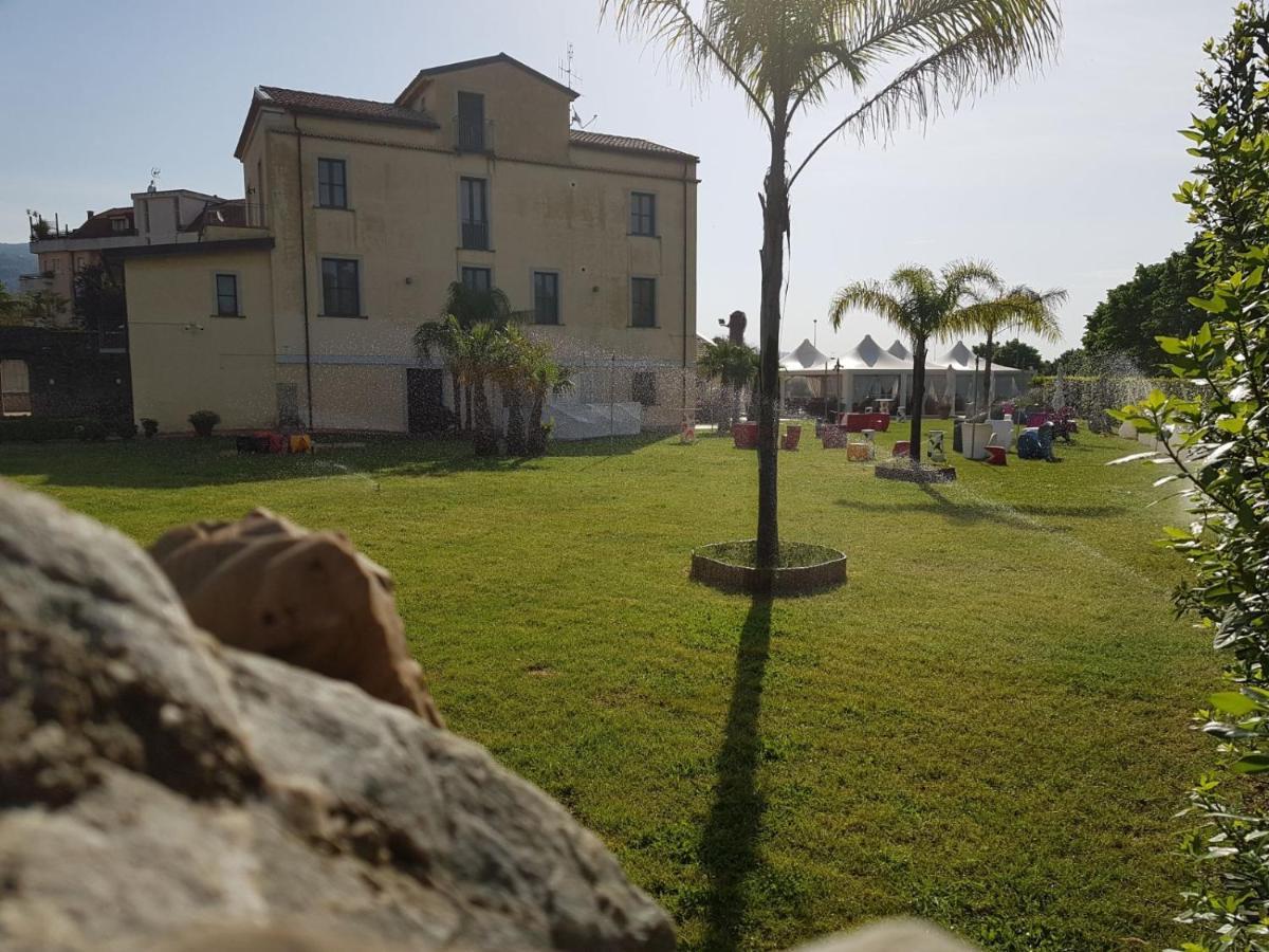 Отель I Giardini Del Novecento Ламеция-Терме Экстерьер фото